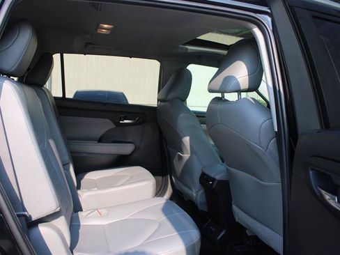 Used 2024 Toyota Highlander XLE FWD image 12