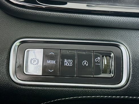 Used 2025 Buick Enclave Preferred image 17