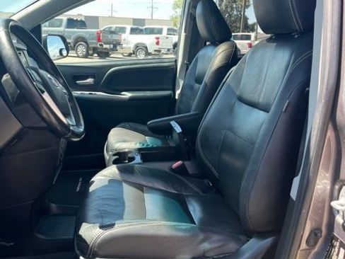 Used 2017 Toyota Sienna SE Premium FWD image 27