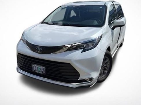Used 2022 Toyota Sienna XLE w/ XLE Plus Package image 3