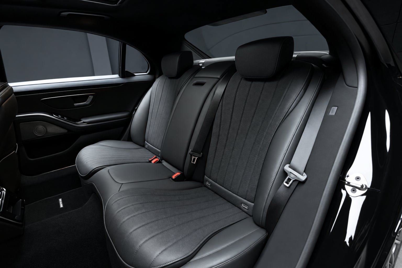 Used 2022 Mercedes-Benz S 500 4MATIC w/ AMG Line Package image 26