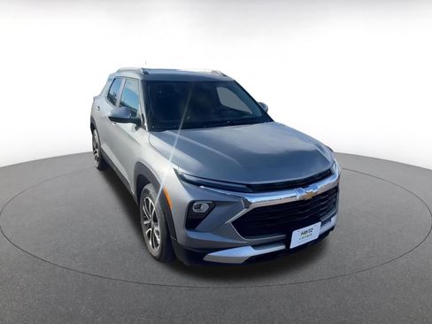 Used 2025 Chevrolet TrailBlazer LT image 3