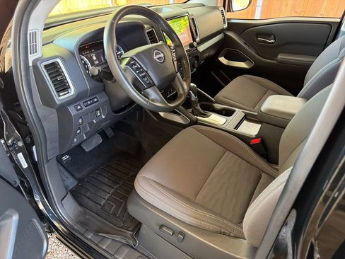 Used 2023 Nissan Frontier SV w/ SV Convenience Package RWD image 2