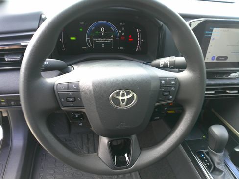 Used 2025 Toyota Camry LE image 18