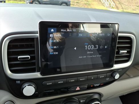 Certified 2024 Hyundai Venue SEL image 21