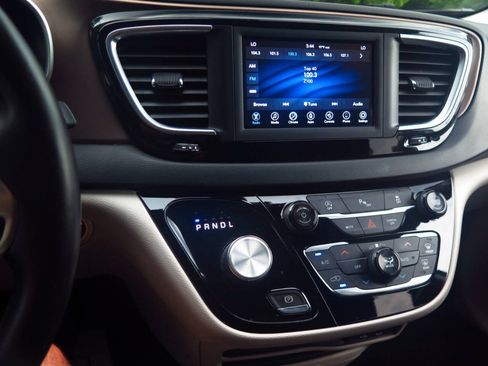Used 2019 Chrysler Pacifica Touring-L FWD image 10