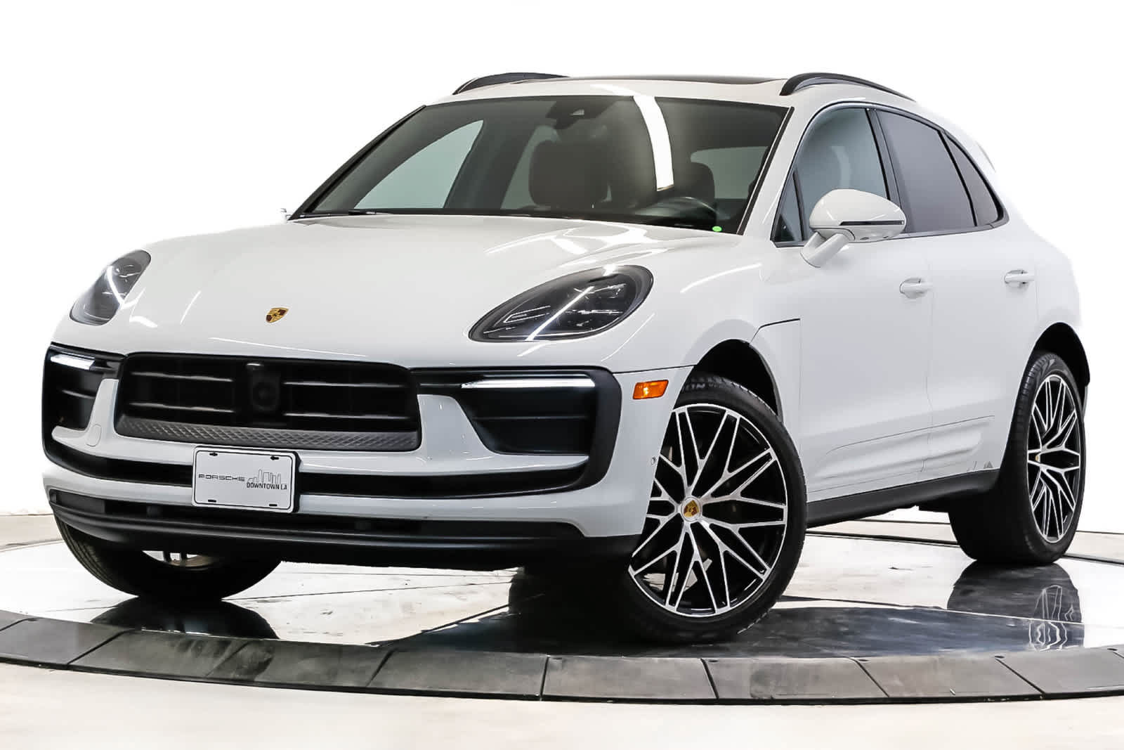 Certified 2024 Porsche Macan AWD/4WD image 1