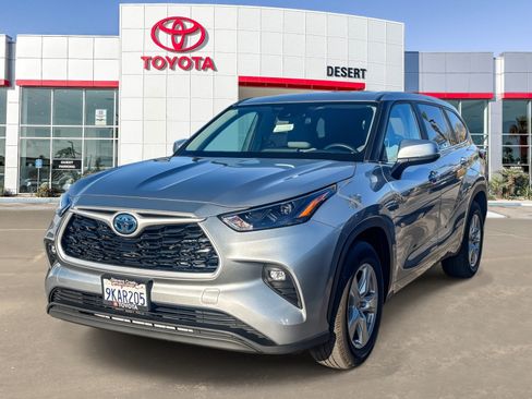 Certified 2024 Toyota Highlander LE FWD image 3
