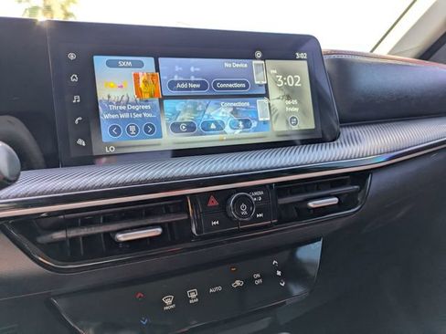 Certified 2025 Nissan Kicks SR FWD image 12