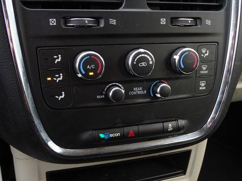 Used 2019 Dodge Grand Caravan SE w/ UConnect Hands-Free Group image 33