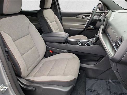 Used 2025 Chevrolet Traverse LT image 25
