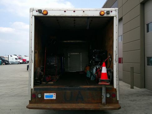 Used 2017 Chevrolet Express 3500 Extended RWD image 6