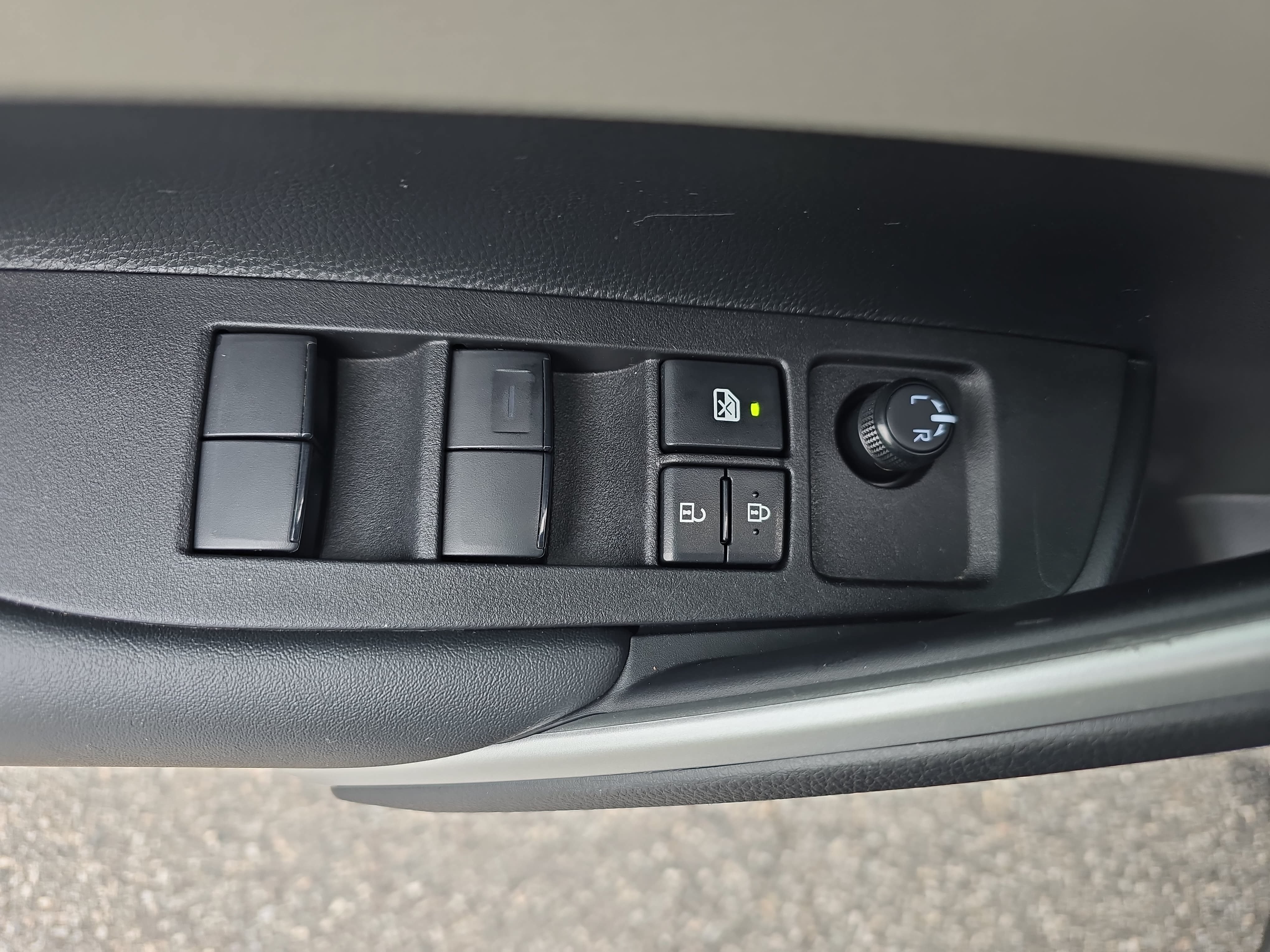 Used 2025 Toyota Corolla Cross LE FWD image 26