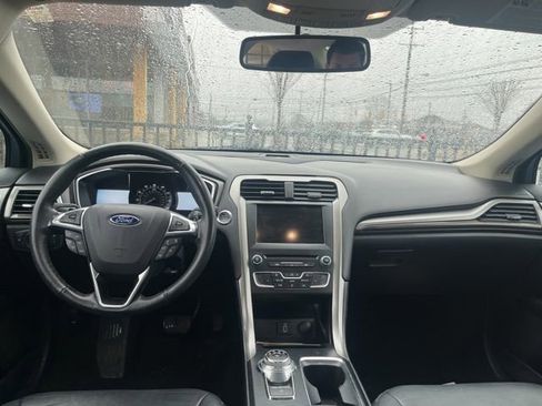 Used 2017 Ford Fusion SE w/ Fusion SE Technology Package image 19