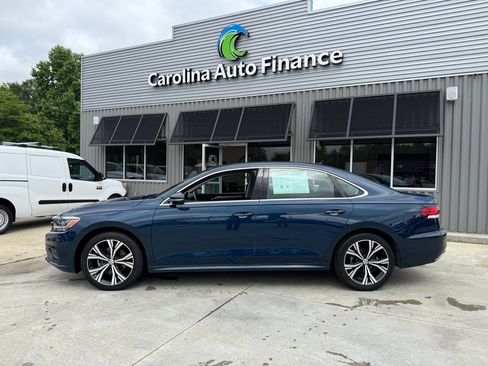 Used 2021 Volkswagen Passat 2.0T SE image 2