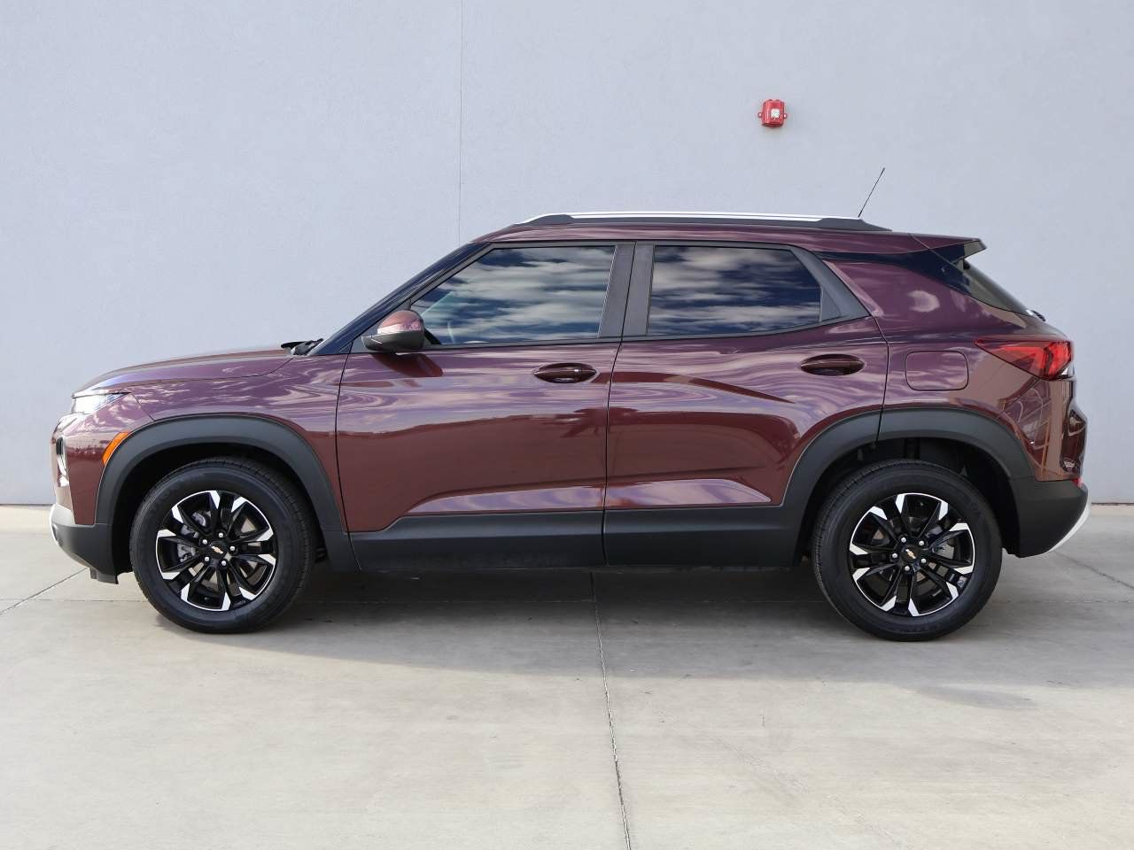 Used 2023 Chevrolet TrailBlazer LT FWD image 2