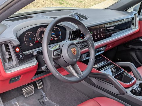 Certified 2025 Porsche Cayenne S AWD/4WD image 4