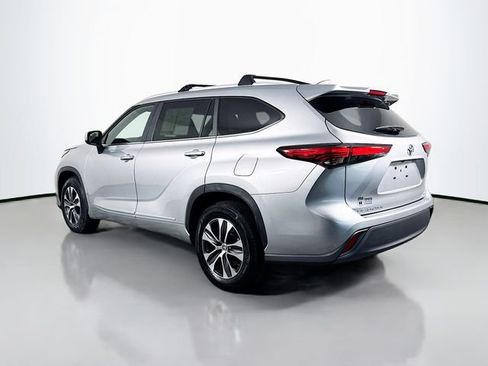 Used 2023 Toyota Highlander XLE FWD image 6