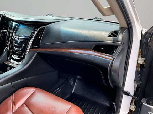 Used 2018 Cadillac Escalade Premium Luxury AWD/4WD image 18