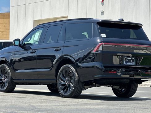 New 2026 Lincoln Navigator Reserve w/ Jet Appearance Package AWD/4WD image 5