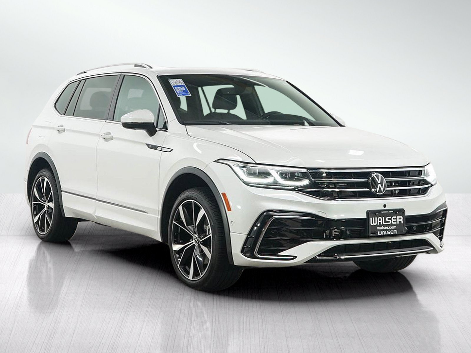 Used 2024 Volkswagen Tiguan SEL R-Line AWD/4WD image 7