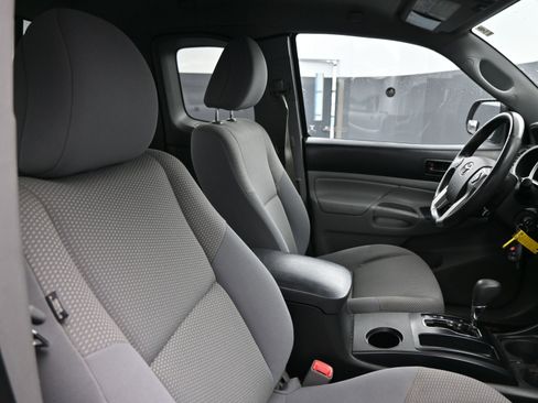 Used 2014 Toyota Tacoma Base image 18