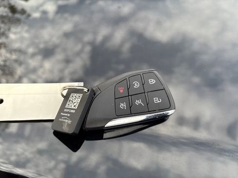 Used 2023 GMC Yukon XL SLT image 32