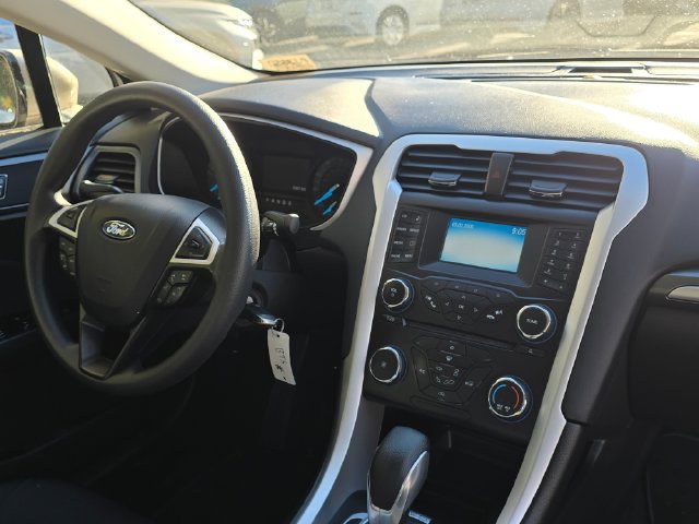 Used 2015 Ford Fusion SE FWD image 11