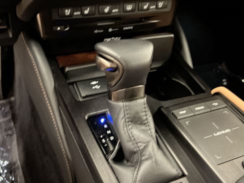 Used 2022 Lexus ES 300h w/ Accessory Package FWD image 21