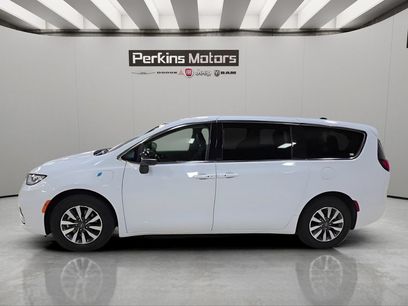 Used 2024 Chrysler Pacifica Select