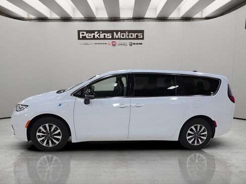 Used 2024 Chrysler Pacifica Limited FWD image 2