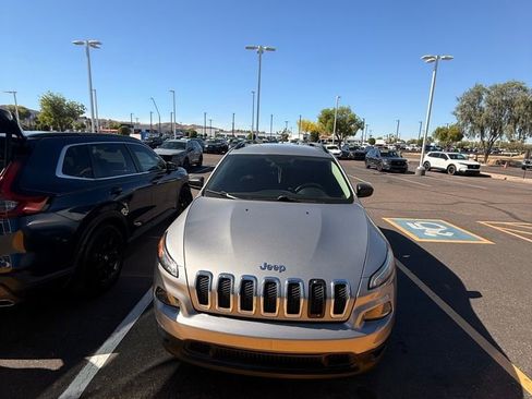 Used 2016 Jeep Cherokee Sport image 4