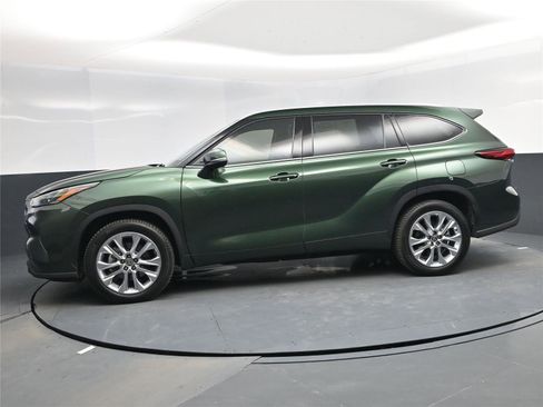 Used 2023 Toyota Highlander Limited image 3