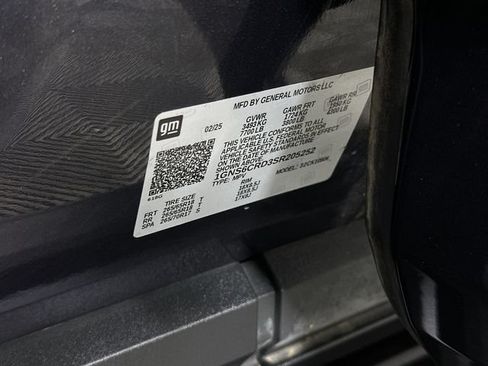 Used 2025 Chevrolet Suburban LT AWD/4WD image 35