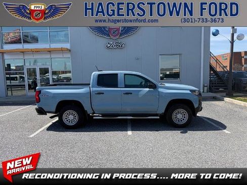 Used 2025 Chevrolet Colorado W/T w/ Advanced Trailering Package AWD/4WD image 1