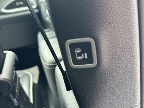 Used 2025 Chrysler Pacifica Limited FWD image 19