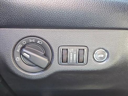 Used 2015 Dodge Challenger SXT w/ Driver Convenience Group image 10