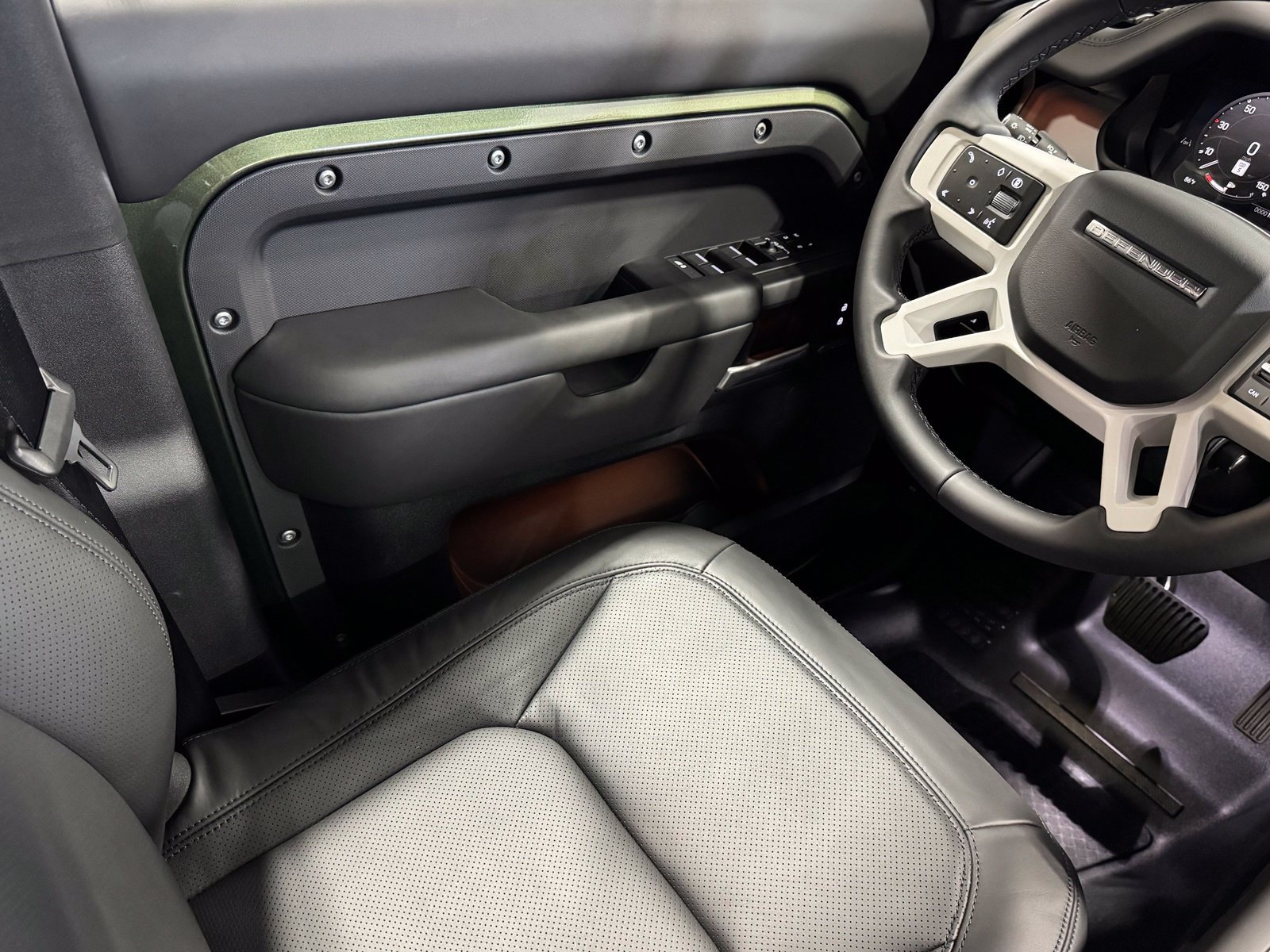 New 2026 Land Rover Defender 110 X-Dynamic SE AWD/4WD image 38