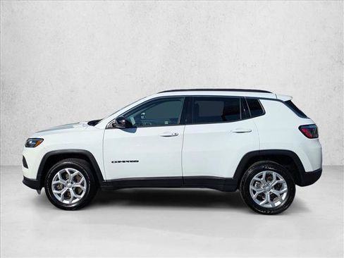 Used 2024 Jeep Compass Latitude image 9