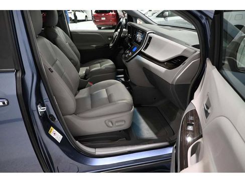 Used 2016 Toyota Sienna XLE Premium FWD image 15