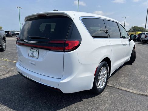New 2026 Chrysler Pacifica Select image 5