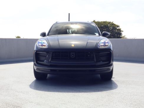 Certified 2025 Porsche Macan AWD/4WD image 6