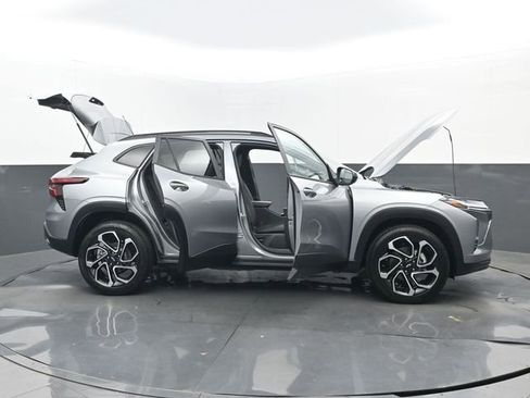 Used 2026 Chevrolet Trax RS w/ Sunroof Package FWD image 32