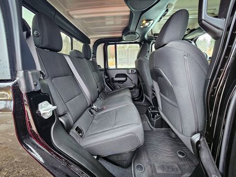 Certified 2022 Jeep Gladiator Willys image 32