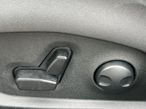 Used 2025 Jeep Compass Limited image 22