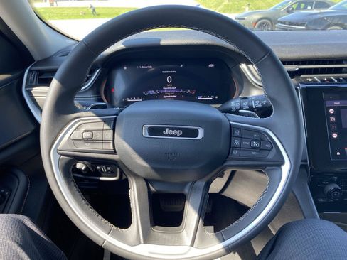Used 2023 Jeep Grand Cherokee Laredo AWD/4WD image 18