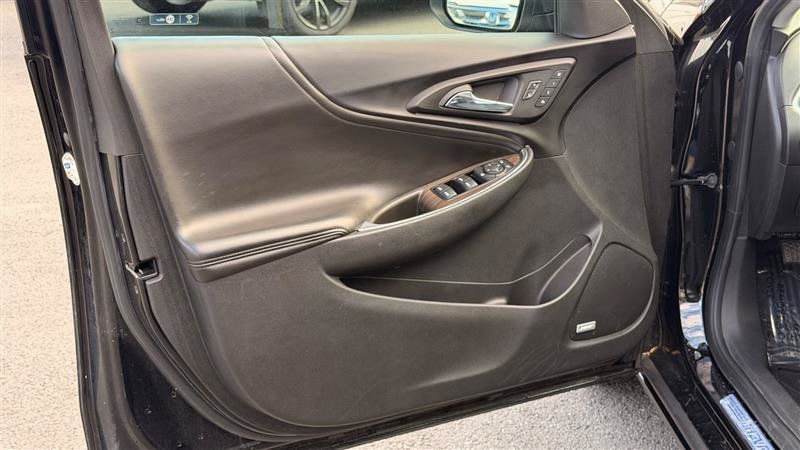 Used 2018 Chevrolet Malibu Premier w/ Premier Sun and Wheel Package FWD image 21