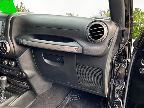 Used 2018 Jeep Wrangler Unlimited Sport w/ Connectivity Group image 17