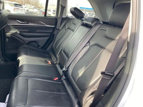 Used 2023 Jeep Grand Cherokee Limited image 18