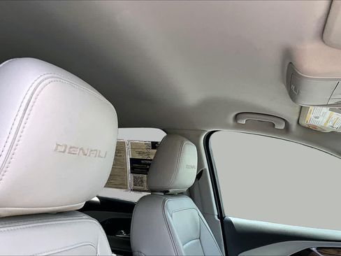 Used 2020 GMC Terrain Denali w/ Denali Premium Package FWD image 14